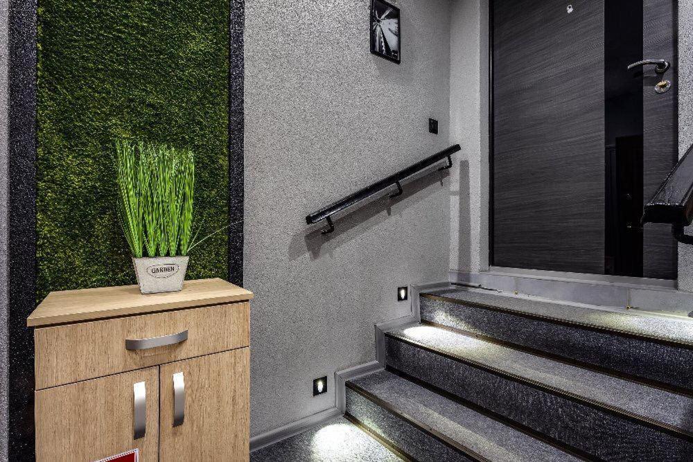 The Cube Rooms Lviv Bagian luar foto